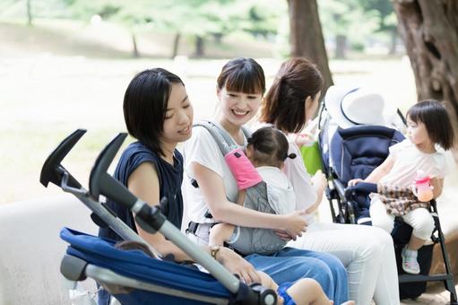 ママ友 母親 育児 ママ友 母親 育児 ママ友,公園,男性の写真素材