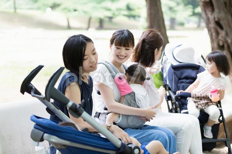 ママ友　母親　育児 ママ友,公園,男性の写真素材
