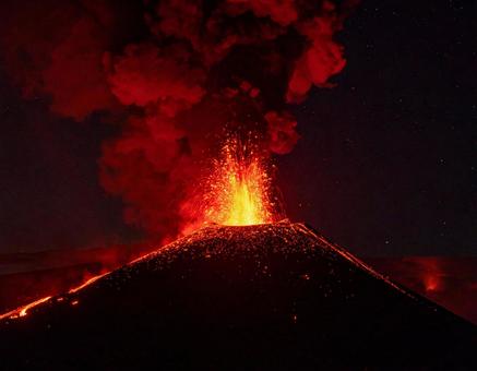 夜空と火山の噴火 夜空と火山の噴火の写真