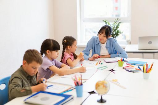 お絵描きする子どもと先生 女性,女の子,男の子の写真素材