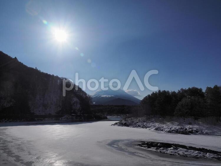 精進湖の結氷と富士山と太陽 精進湖,湖,結氷の写真素材