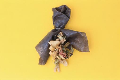 黄色い壁に薔薇のドライフラワースワッグB 黄色い壁に薔薇のドライフラワースワッグB 薔薇,ドライフラワー,スワッグの写真素材