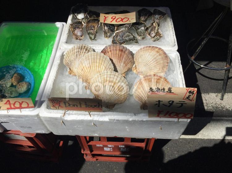 魚市場の場外露店で販売のホタテや牡蠣 築地市場,海鮮,ホタテの写真素材