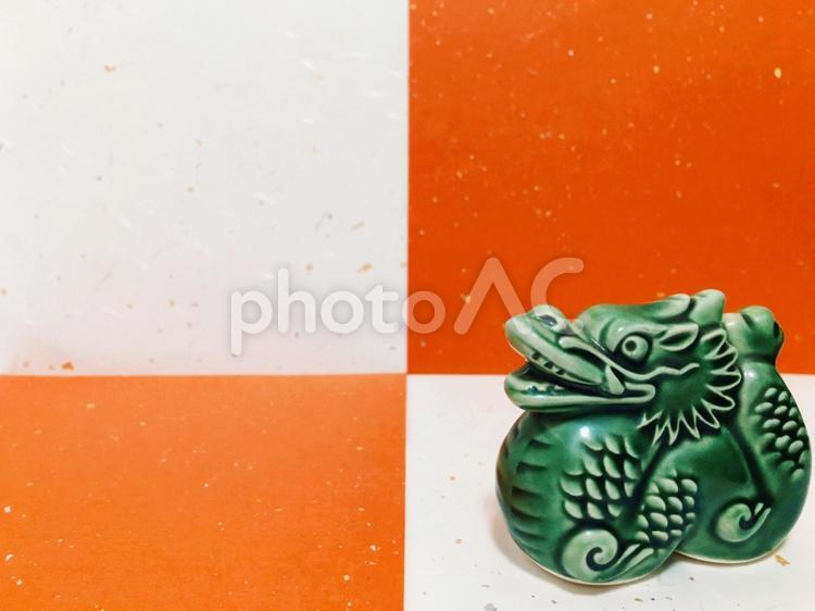 背景・年賀状素材/紅白和紙・金箔・辰・龍 辰,年賀状,背景の写真素材