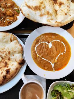 ナンとインドカレーとサラダ インドカレー,ナン,チーズナンの写真素材