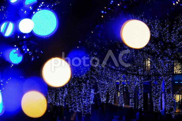 クリスマスイルミネーションの輝く町並み クリスマス,イルミネーション,キラキラの写真素材