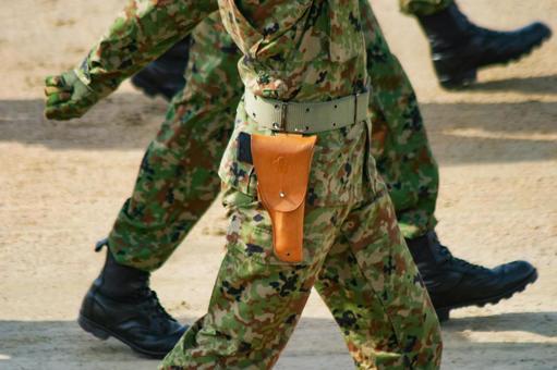 拳銃を携行する陸上自衛隊員 拳銃を携行する陸上自衛隊員 自衛隊,陸上自衛隊,ミリタリーの写真素材