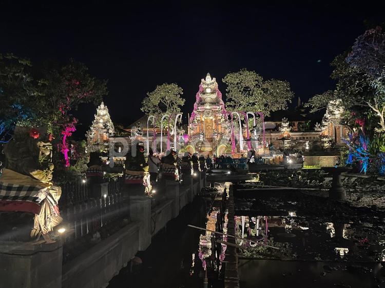 インドネシア、バリ島寺院の夜景 海外,インドネシア,バリ島の写真素材