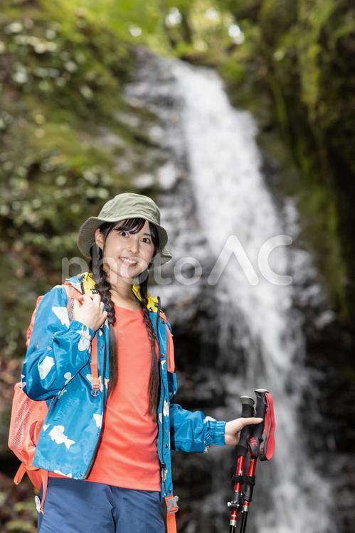 カメラ目線で記念撮影 女性,綾広の滝,記念撮影の写真素材