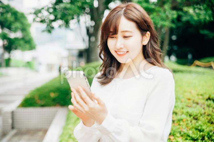 スマホを使う女性（アプリ） スマホ,スマートフォン,女性の写真素材