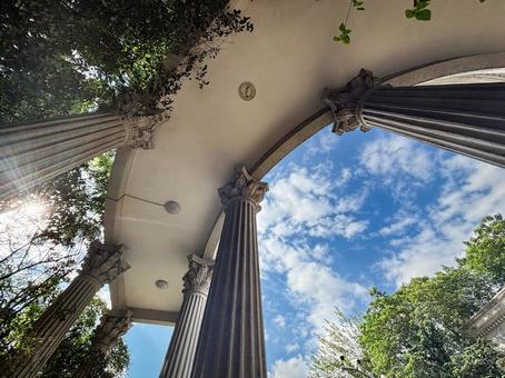 青空に映えるヨーロッパ風石柱の美しい景観 青空に映えるヨーロッパ風石柱の美しい景観 ヨーロッパ風,石柱,青空の写真素材