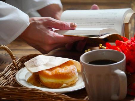 本を読む.1 本を読む.1 読書,本,珈琲の写真素材