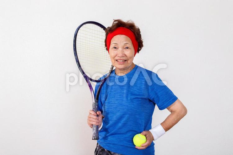 テニスを楽しむシニア女性 テニス,運動,エクササイズの写真素材