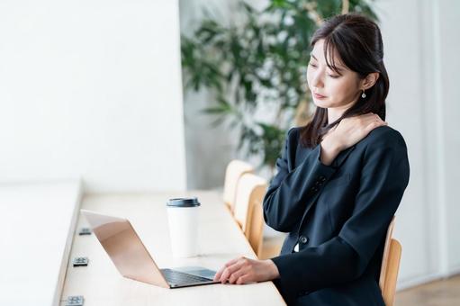 肩こりに悩む女性 肩こりに悩む女性 肩こり,疲労,痛みの写真素材