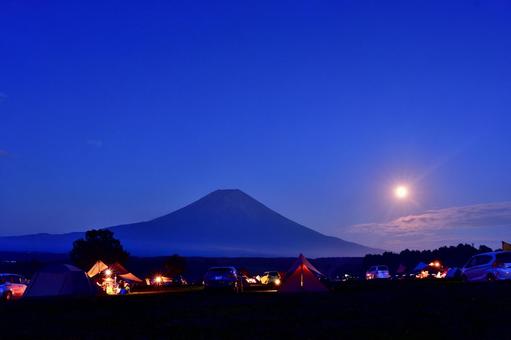 富士山裾野から昇る満月を望むキャンプ 風景,キャンプ,カーサイドの写真素材