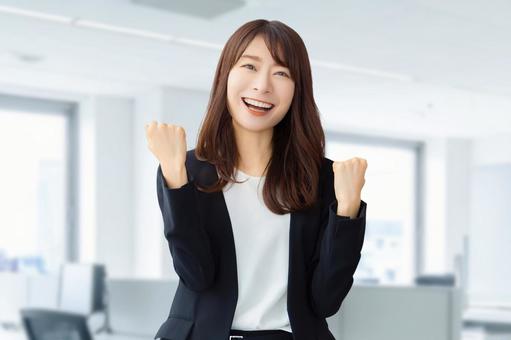 ガッツポーズをする女性・ビジネスウーマン 女性,ガッツポーズ,笑顔の写真素材
