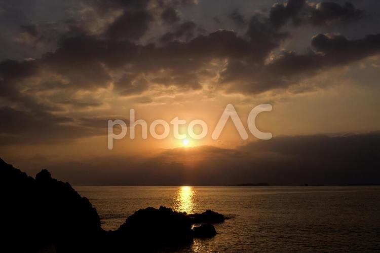 ＜夜明けの五島＞鐙瀬海岸の日の出と光芒 夜明け,明け方,光芒の写真素材