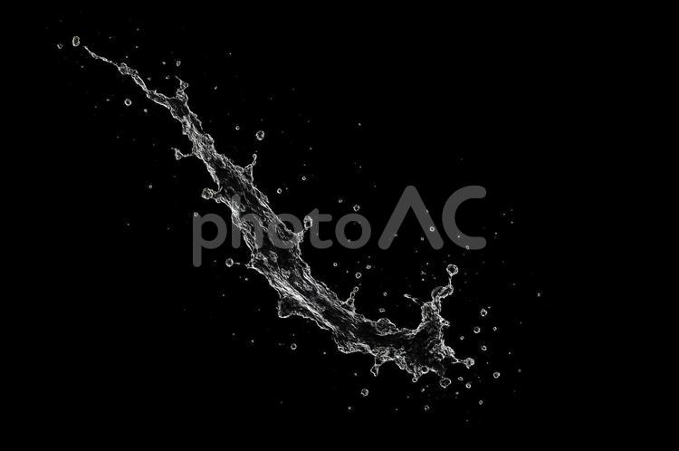 斜めに流れる細長い水しぶき 水しぶき,スプラッシュ,水の写真素材