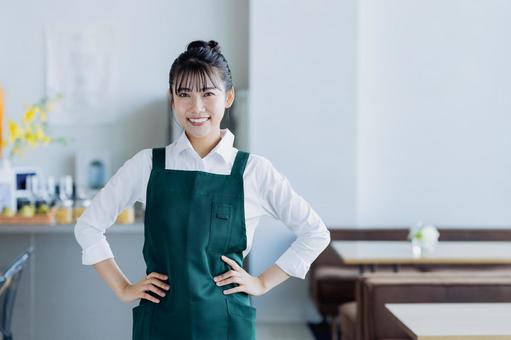 カフェで働く若い女性 カフェで働く若い女性 カフェ,ウェイトレス,飲食店の写真素材