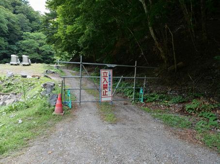 鋸岳登山道 立入禁止看板 鋸岳登山道 立入禁止看板 鋸岳,立入禁止,北杜市の写真素材