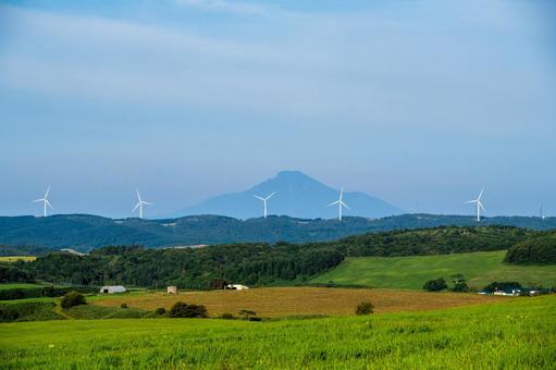 広大な牧草地に立つ風車と遠くに望む利尻岳 広大な牧草地に立つ風車と遠くに望む利尻岳 利尻岳,丘,風力発電の写真素材