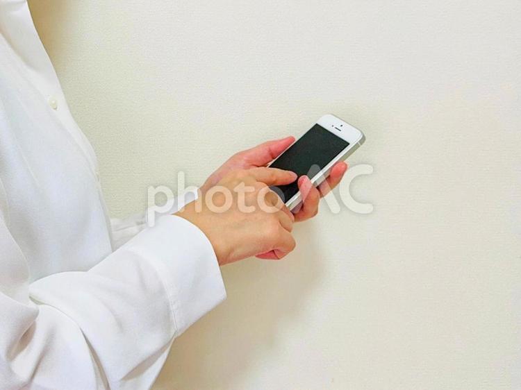 スマホを操作する会社員（横向き） スマホ,女性,会社員の写真素材