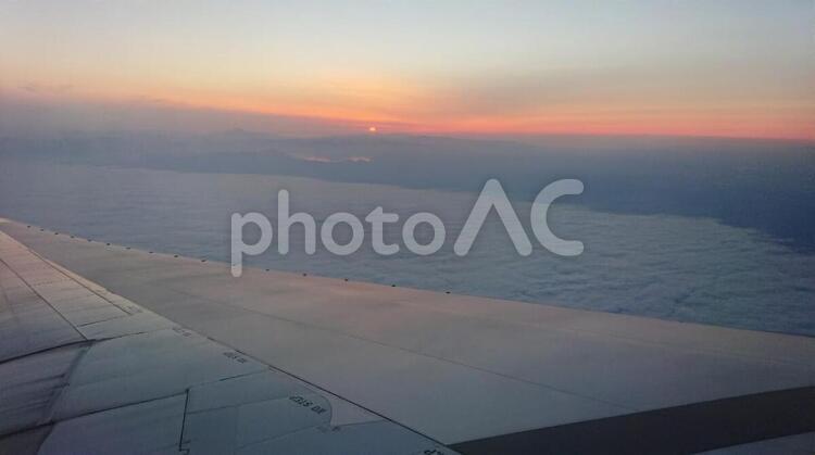 飛行機からの夕方の空 飛行機,窓,夕方の写真素材