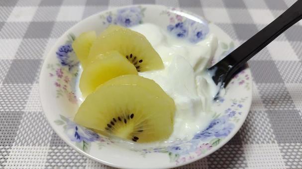 ヨーグルトにキウイ ヨーグルトにキウイの写真