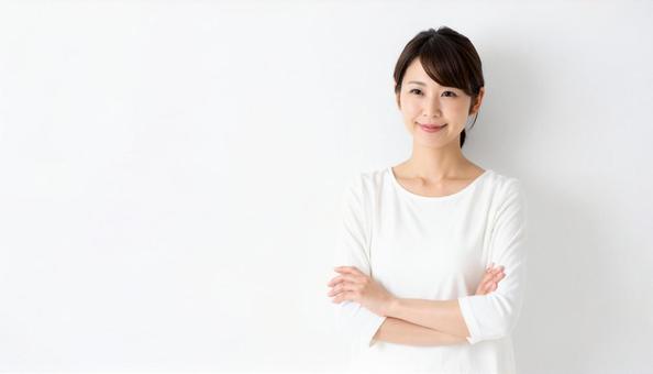 白い服を着て微笑む若い女性のポートレート 白い服を着て微笑む若い女性のポートレートの写真