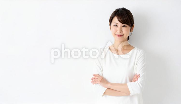 白い服を着て微笑む若い女性のポートレート 人物,女性,美人の写真素材