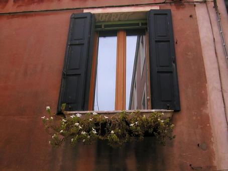 ベネチア　運河沿い建物の窓 ベネチア,ヴェネツィア,イタリアの写真素材