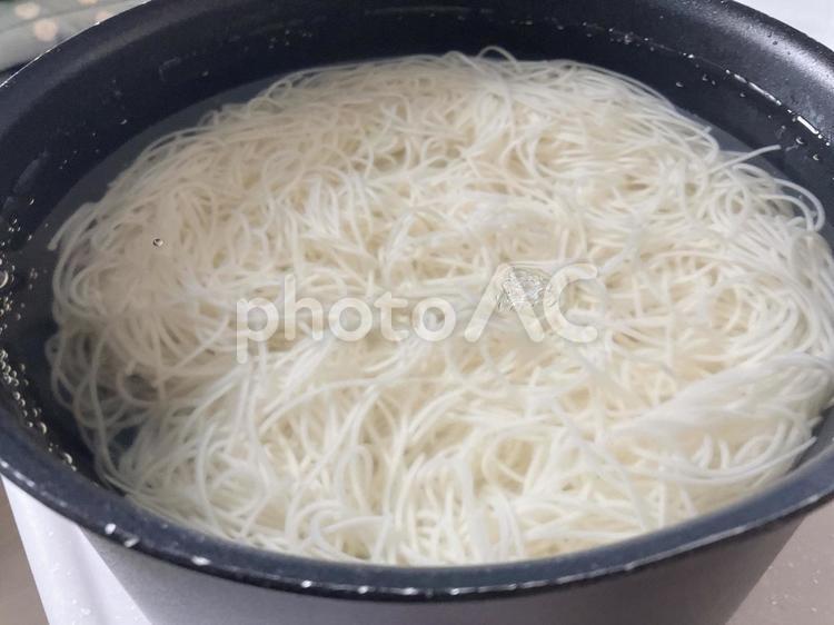 湯がき終わった後のそうめん そうめん,麺類,素麺の写真素材