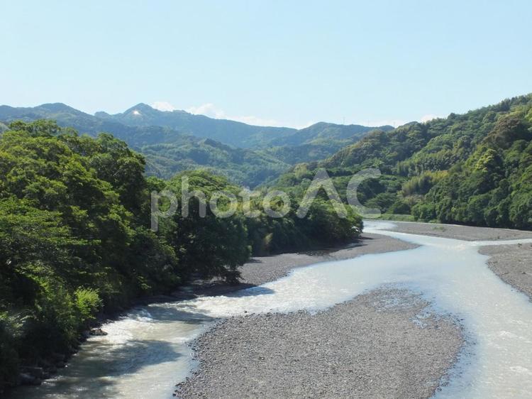 春の山と二手に分かれて流れる川 山,川,川原の写真素材