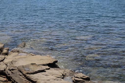 大きな岩の湖岸と青い湖面の琵琶湖の風景 大きな岩の湖岸と青い湖面の琵琶湖の風景 大きな,岩,湖岸の写真素材