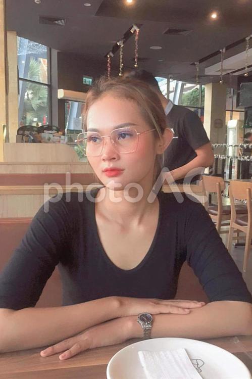 旅先のカフェで商品を待つ女性 女性,オーダー,注文の写真素材