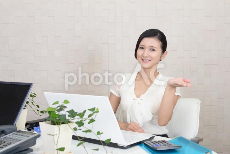 掌を見せる笑顔のビジネスウーマン 女性,ビジネスウーマン,女の写真素材