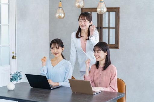 ガッツポーズをする私服の女性3人 ガッツポーズをする私服の女性3人 ミーティング,笑顔,ビジネスの写真素材