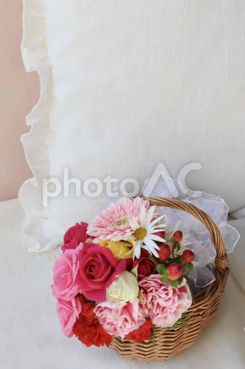 フラワーバスケットと白背景　縦構図 花,薔薇,ガーベラの写真素材