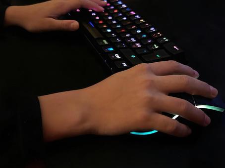 ゲーミングキーボードとマウスを持つ手 1 ゲーミングキーボードとマウスを持つ手 1 ゲーミングキーボード,ゲーム,ゲーマーの写真素材