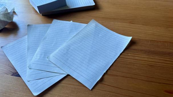 ノートと紙屑と付箋 ノートと紙屑と付箋 ノート,メモ帳,メモの写真素材