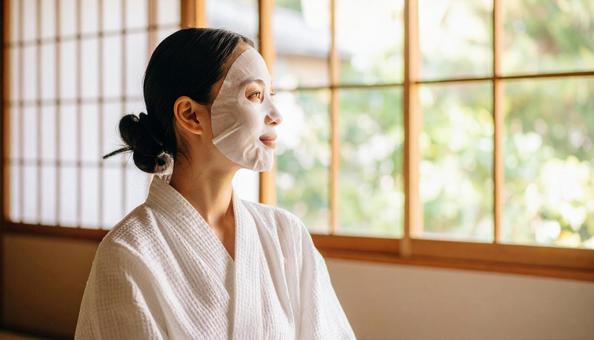 顔パックで肌ケア中 顔パックで肌ケア中の写真