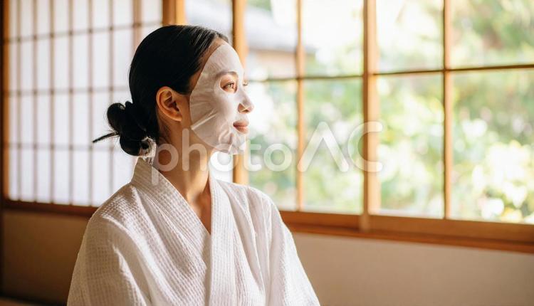 顔パックで肌ケア中 女性,日本人,顔パックの写真素材