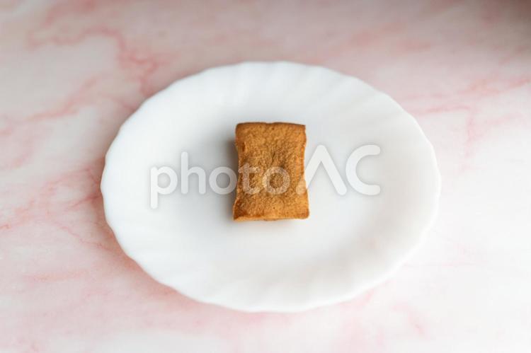 白皿に乗る一つの焼き菓子③ フィナンシェ,焼き菓子,お菓子の写真素材