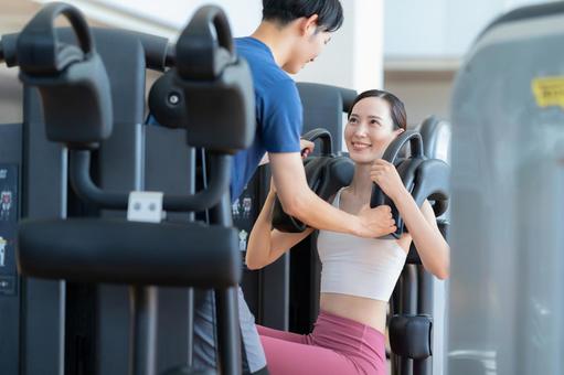 スポーツジムでトレーニングをする若い女性 スポーツジム,フィットネス,ダイエットの写真素材