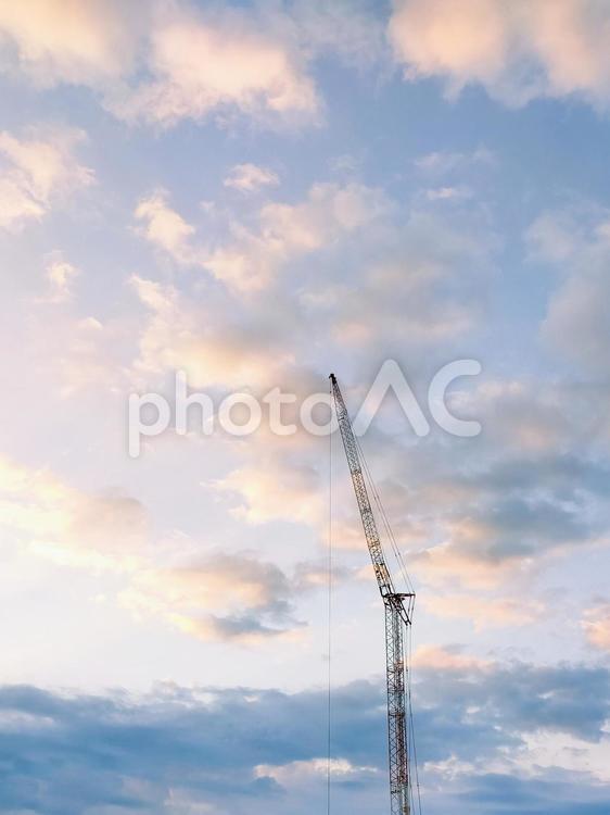 夕暮れ空とクレーン 夕焼け空,夕焼け雲,朝日の写真素材