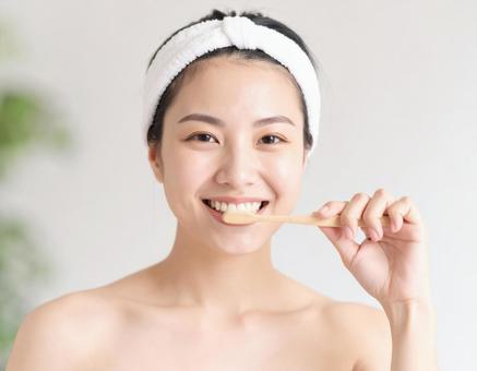 歯磨きをする女性 歯磨きをする女性の写真