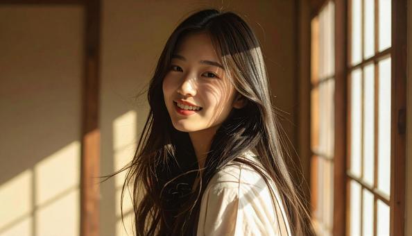 家でくつろぐ日本人女性の写真