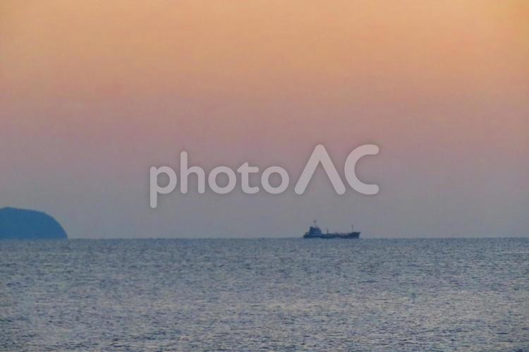 １０月上旬のさぬき市大串半島からの瀬戸内海の朝焼けと船舶 背景,朝焼け,たそがれの写真素材
