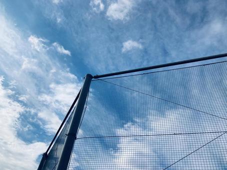 ネット越しの秋の空 ネット越しの秋の空の写真