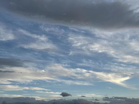 白とねずみ色の雲の写真